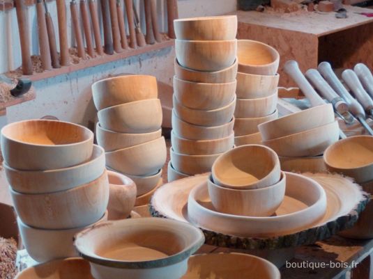 piles de bols en bois à l'atelier de tournage sur bois